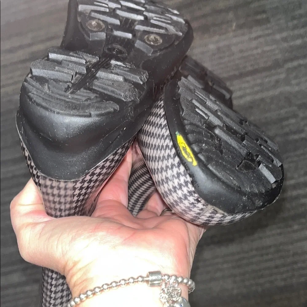 Kamik Stylish Black and White Houndstooth Women's Boots size 6 / preowned